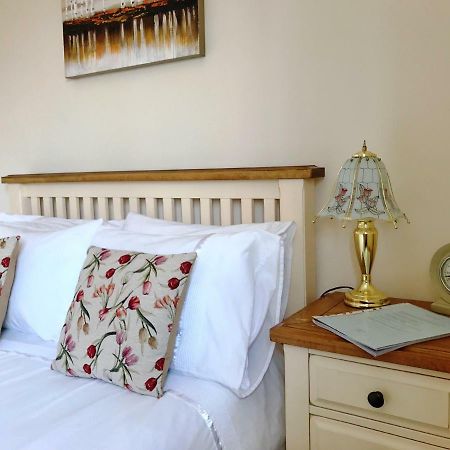 Moon House Bed and Breakfast Witney Esterno foto