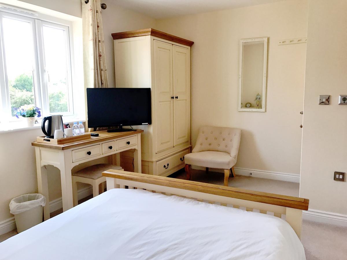 Moon House Bed and Breakfast Witney Esterno foto