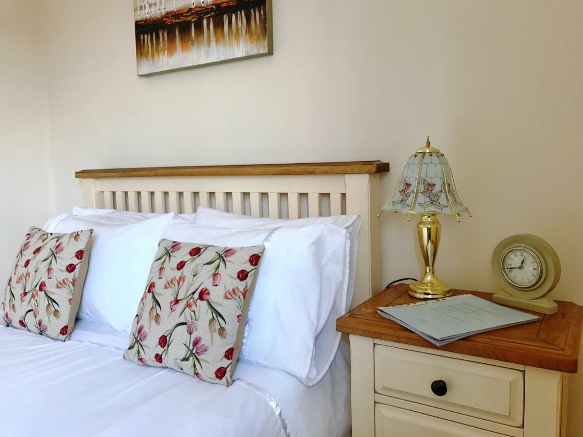 Moon House Bed and Breakfast Witney Esterno foto